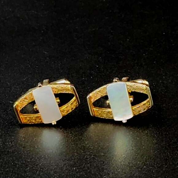 Elegant Swank Gold-Toned Cufflinks with Mother of Pearl Inlay – Vintage Style - Picture 1 of 6